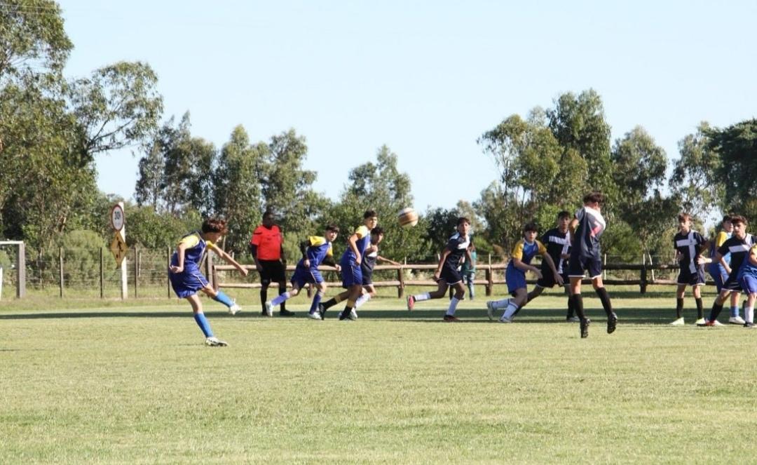 Jornada de fútbol sub 12 en el campo de deportes del Colegio y Liceo San Juan Bautista