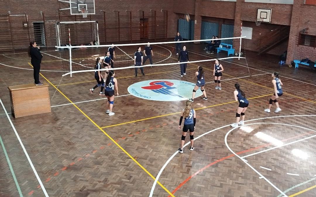 Sábado gigante de vóleibol de estudiantes con 11 equipos en actividad de Juan XXIII, IUA, Cervantes y Jesús María
